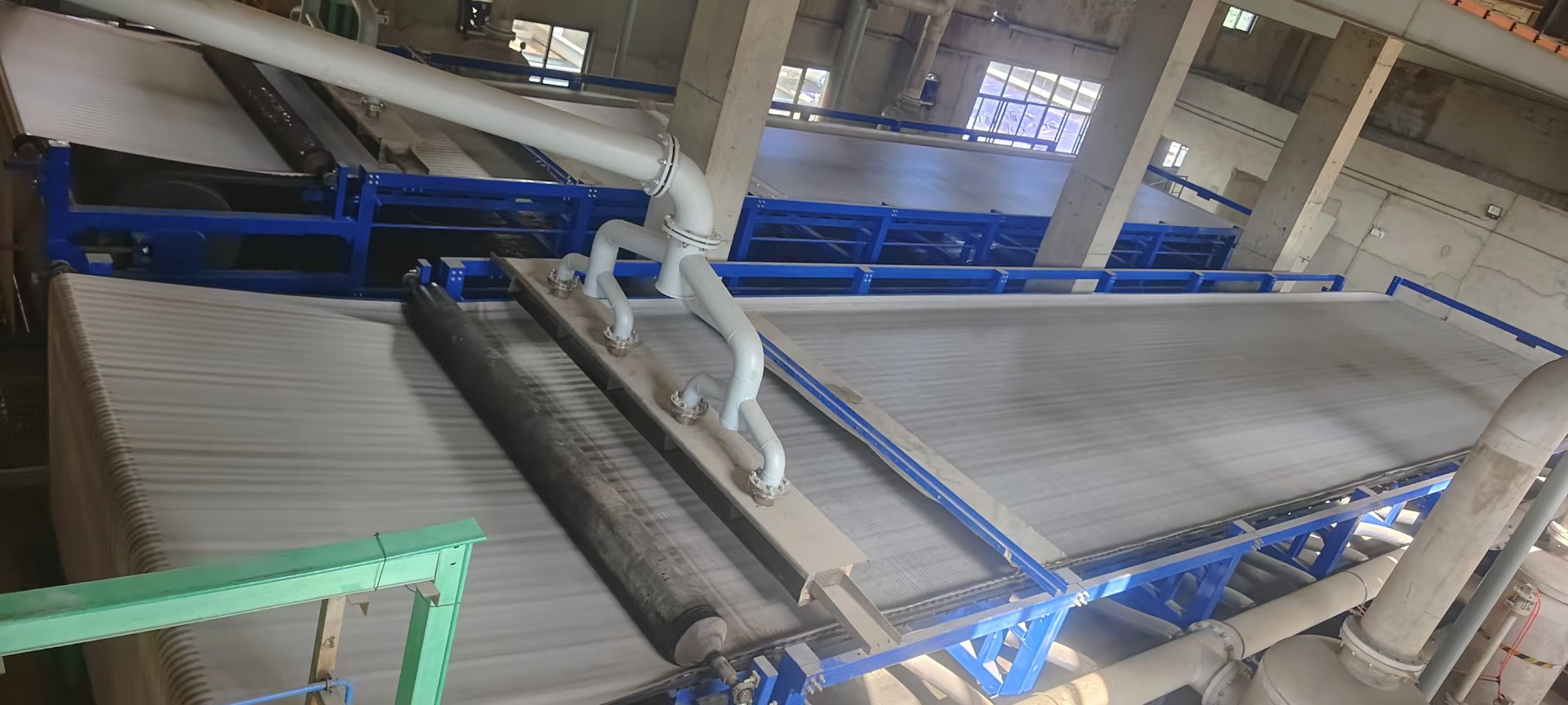 如何確定所需真空帶式過濾機的過濾面積等關(guān)鍵參數(shù)？